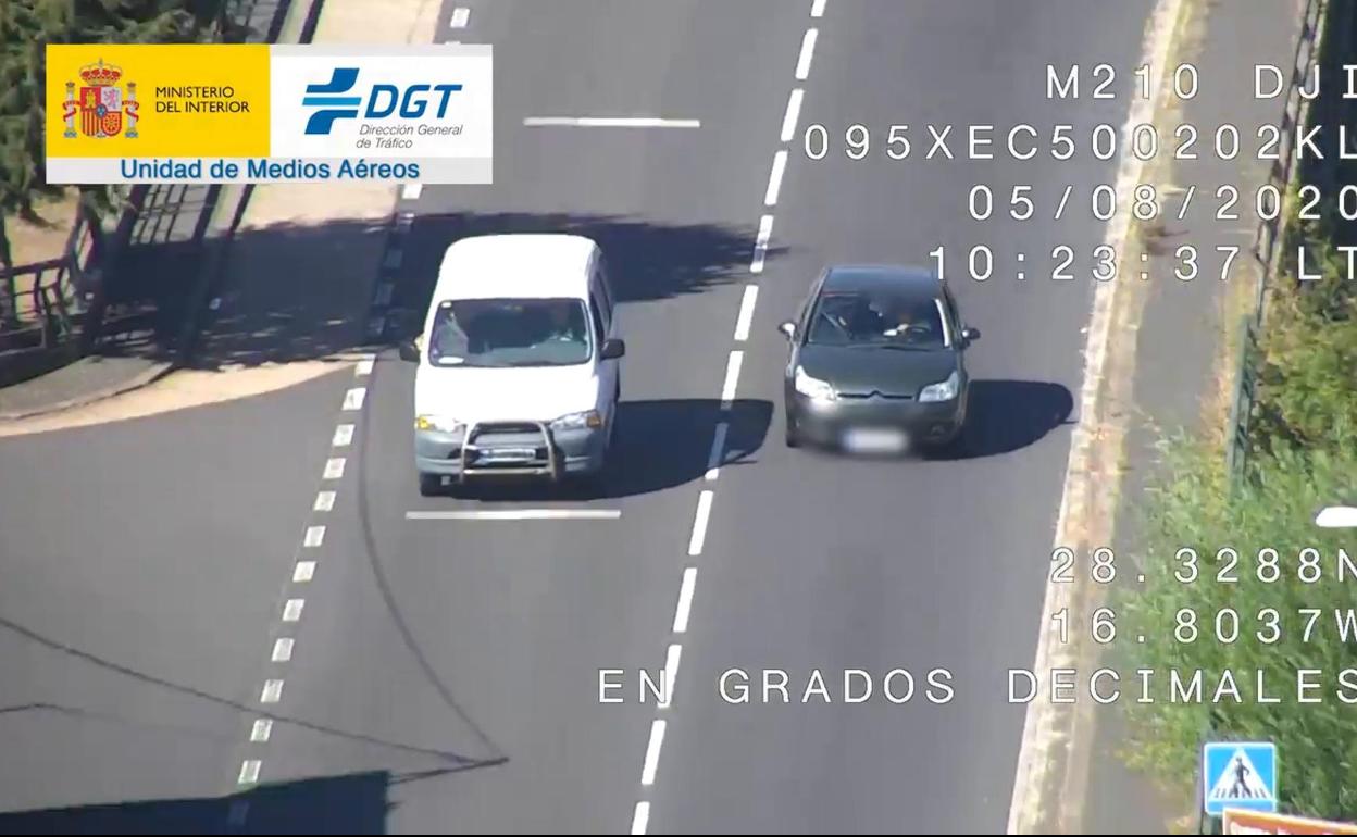 Un vehículo adelantando a otro captado por el helicóptero de la DGT