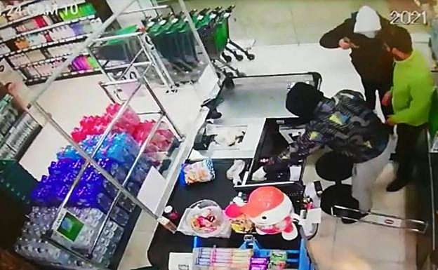 El atraco, grabado por la cámara de videovigilancia.