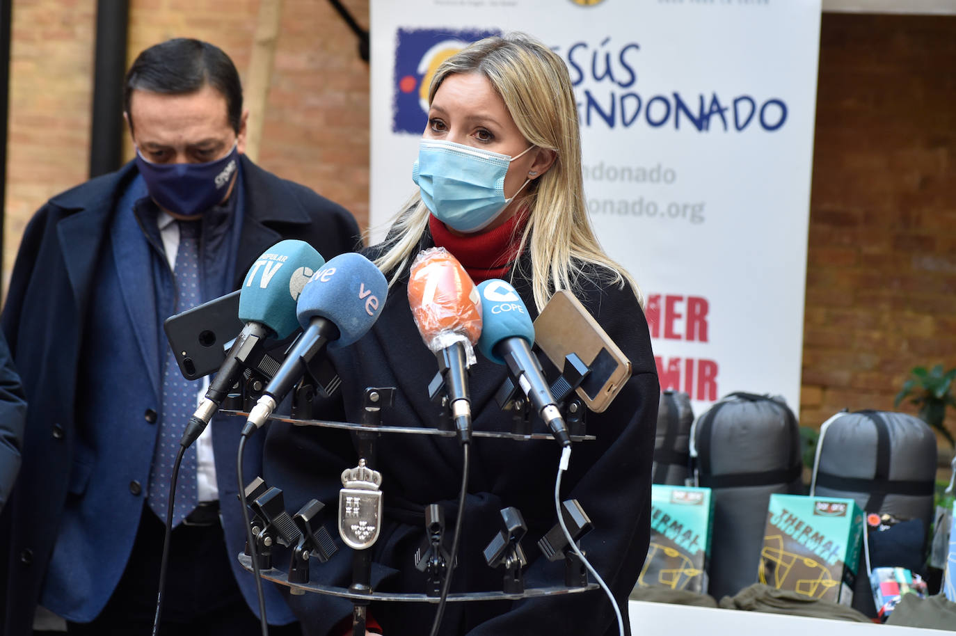 Fotos: La Consejería de Empresa y Croem donan material de abrigo a Jesús Abandonado