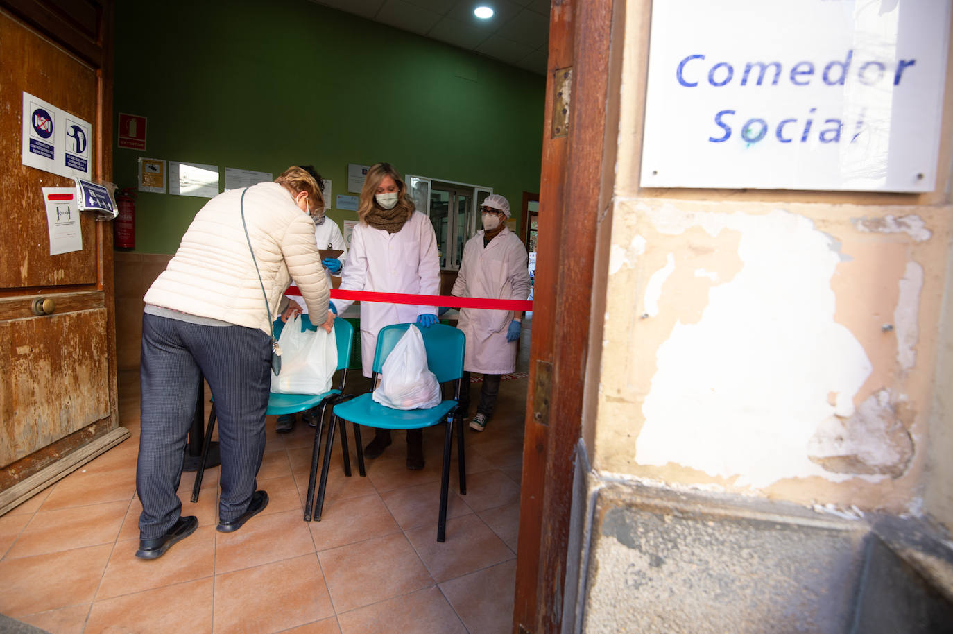 Fotos: La Consejería de Empresa y Croem donan material de abrigo a Jesús Abandonado
