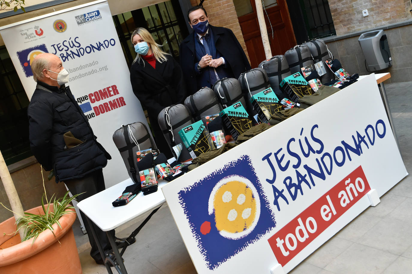 Fotos: La Consejería de Empresa y Croem donan material de abrigo a Jesús Abandonado