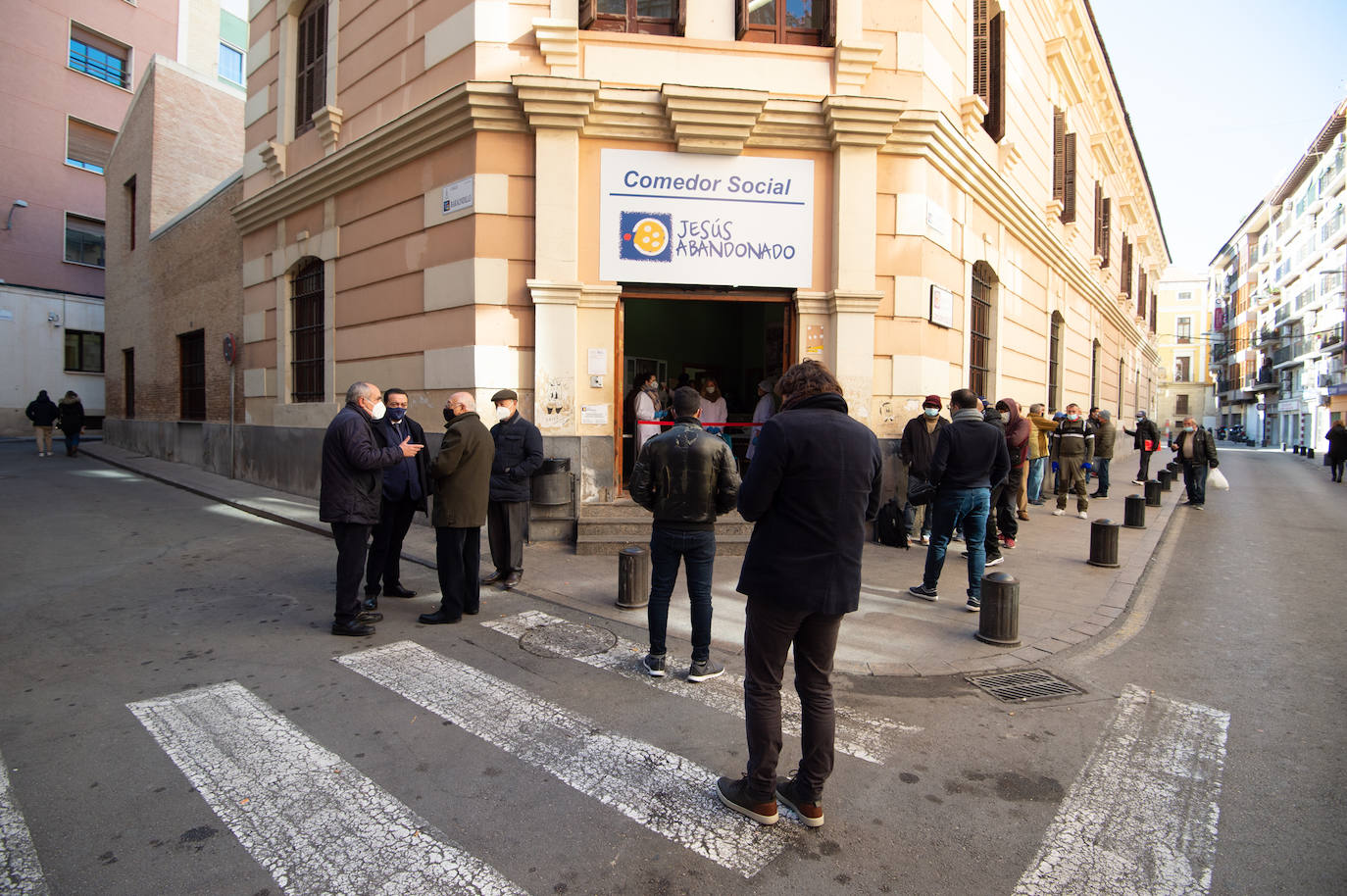 Fotos: La Consejería de Empresa y Croem donan material de abrigo a Jesús Abandonado