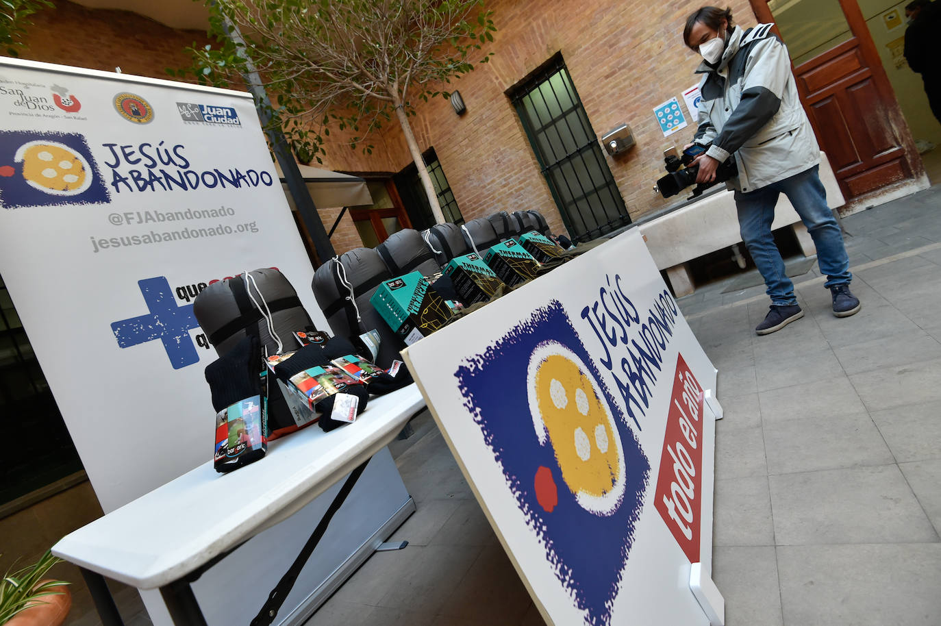 Fotos: La Consejería de Empresa y Croem donan material de abrigo a Jesús Abandonado