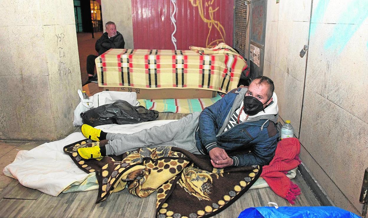 Un hombre se dispone a pasar la noche en uno de los callejones de la zona de la Catedral, ayer. 