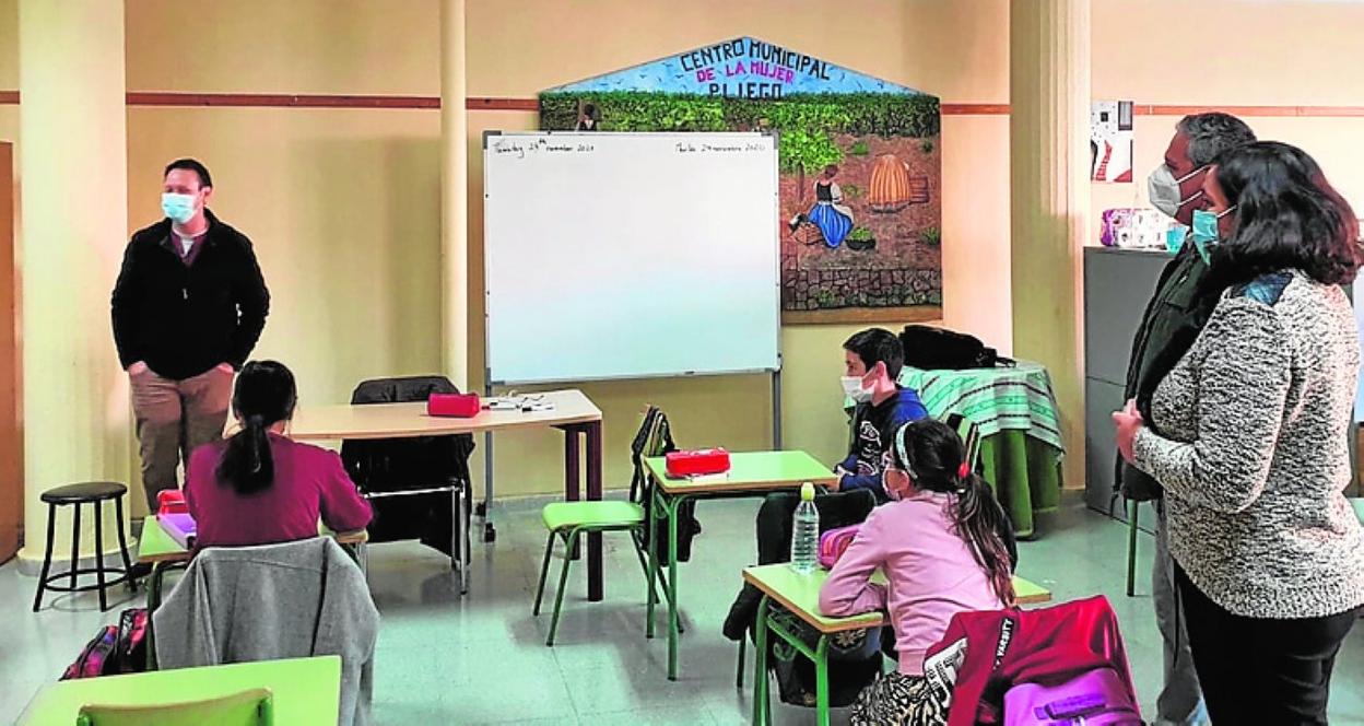 Varios niños, en una de las aulas del centro sociocultural de Pliego. 