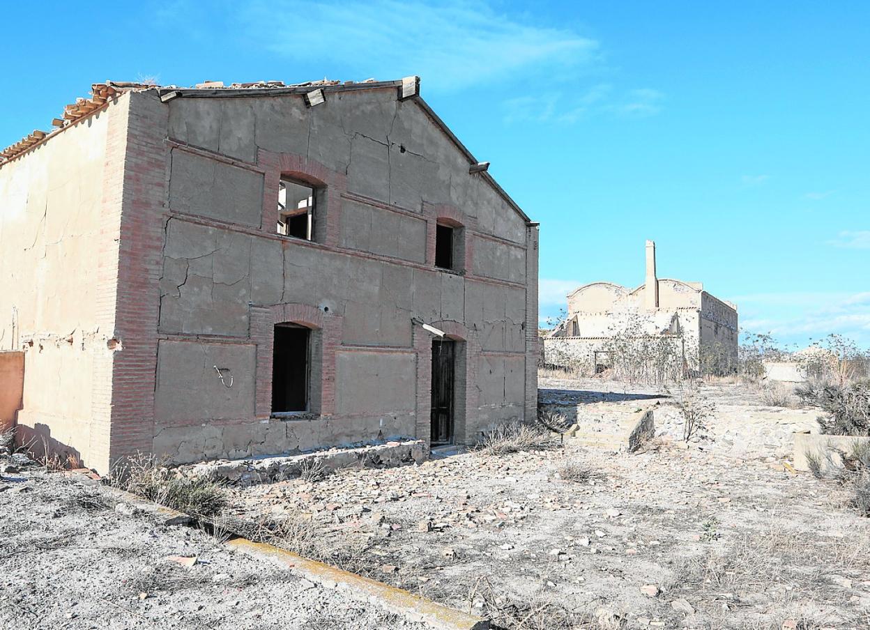 Dos de las edificaciones en ruina del complejo minero de azufre de Serrata. 