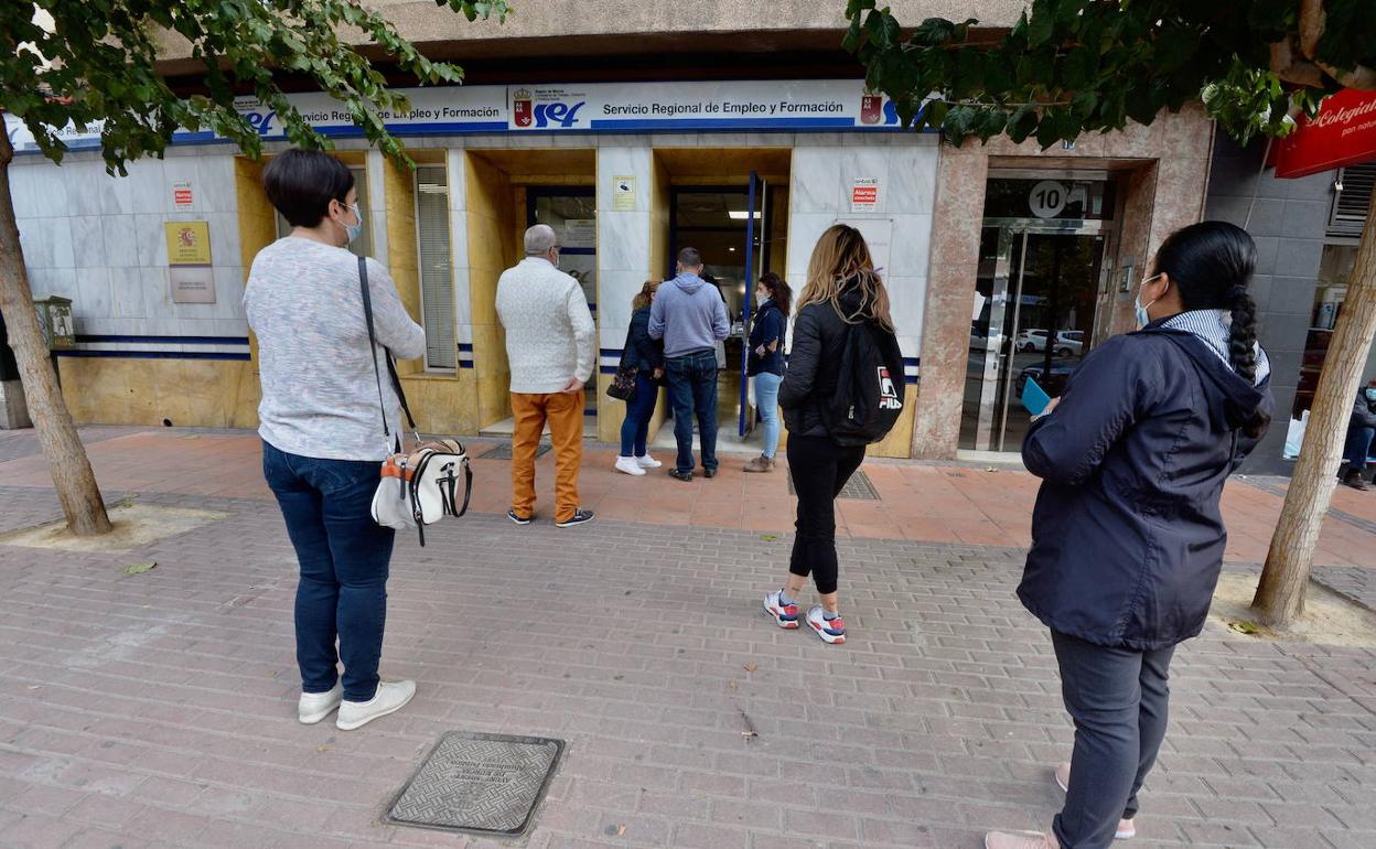 Colas en una oficina del SEF en una foto de archivo.