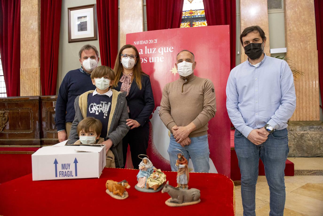 Fotos: &#039;Enseña Tu Belén&#039; premia a sus ganadores con un nacimiento realizado por maestros artesanos de Puente Tocinos