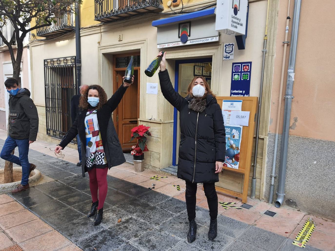 Dos responsables de la administración Virgen del Castillo de Yecla festejan haber vendido el tercer premio.