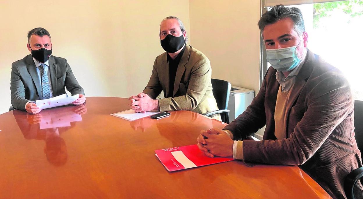 El director del ICA, Juan Antonio Lorca; el presidente de Murcia Técnica del Espectáculo, Álex Jiménez; y el director general de Evaluación Educativa y Formación Profesional, Sergio López, reunidos. 