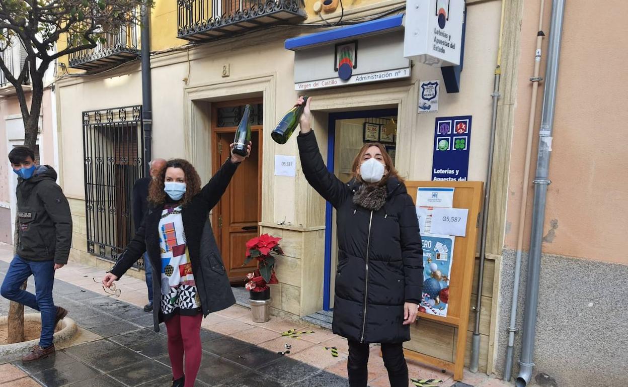 Celebración del tercer premio de la Lotería del Niño 2021 en una administración de Yecla.