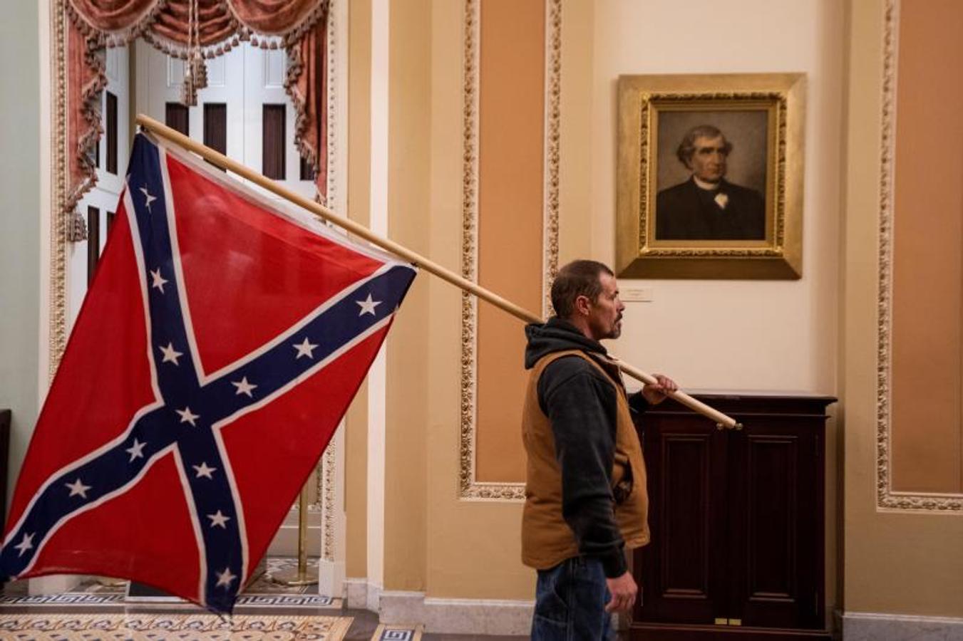 Un seguidor de Donald Trump irrumpe en el Capitolio de los Estados Unidos con una bandera de los Estados Confederados 