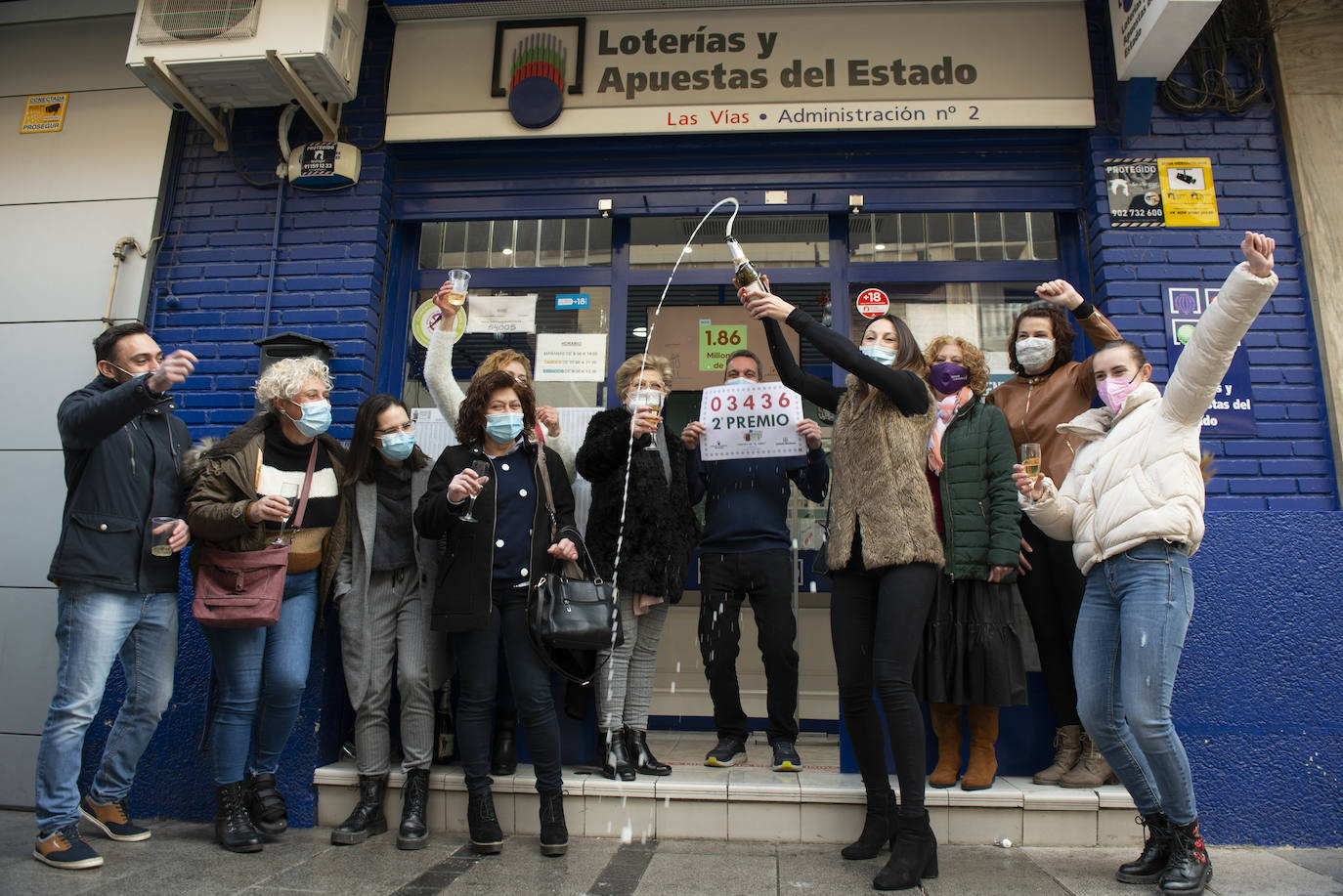 Celebración del segundo premio de la Lotería del Niño en la administración nº 2 de Alcantarilla.