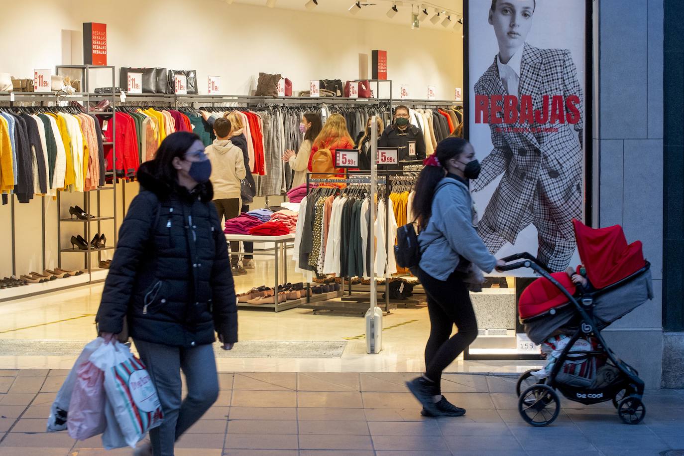 Fotos: Comercios llenos en las rebajas de Cartagena