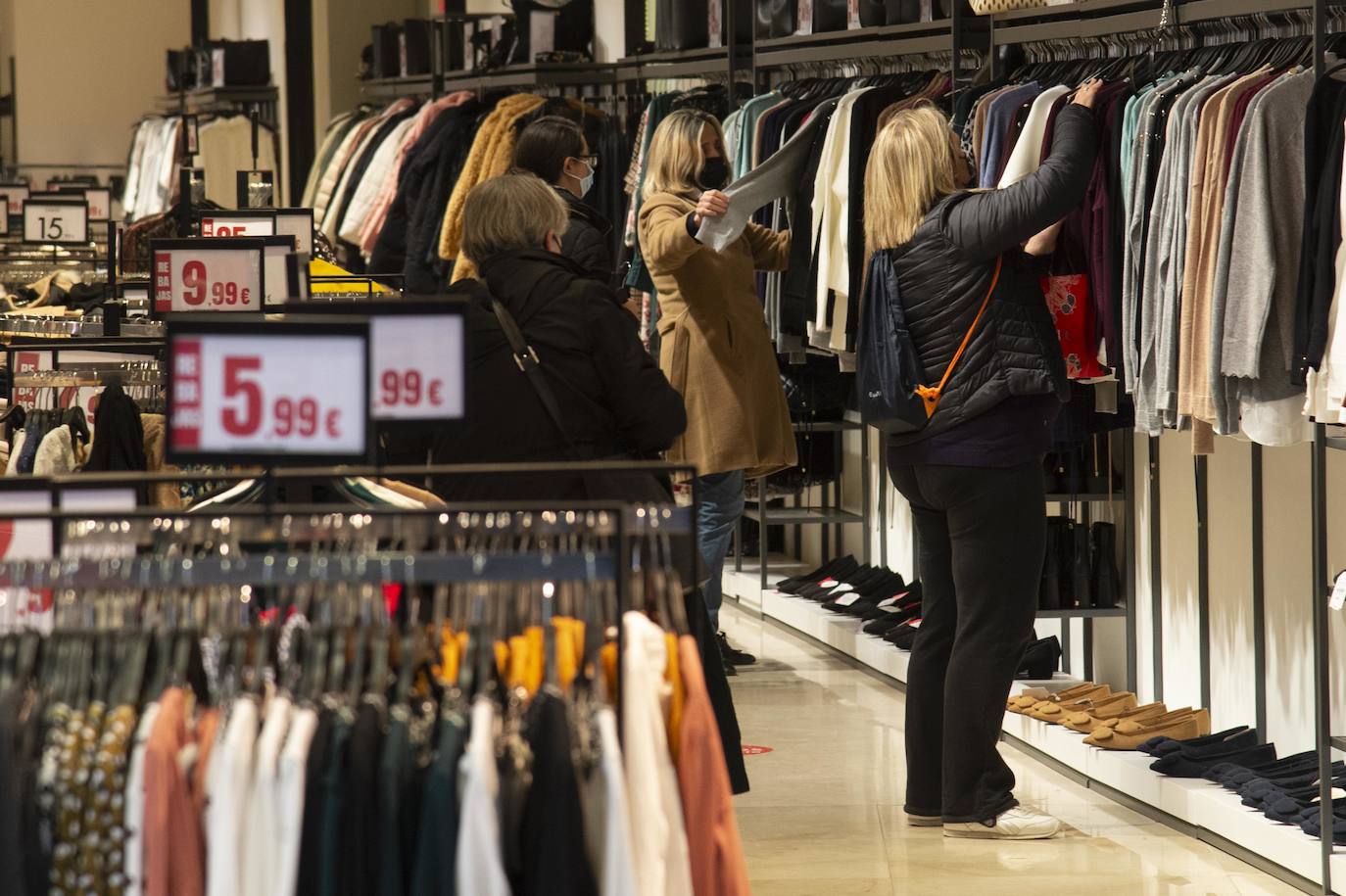 Fotos: Comercios llenos en las rebajas de Cartagena