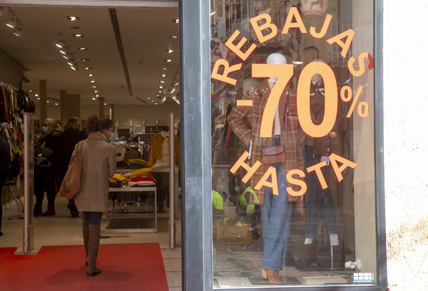 Fotos: Comercios llenos en las rebajas de Cartagena