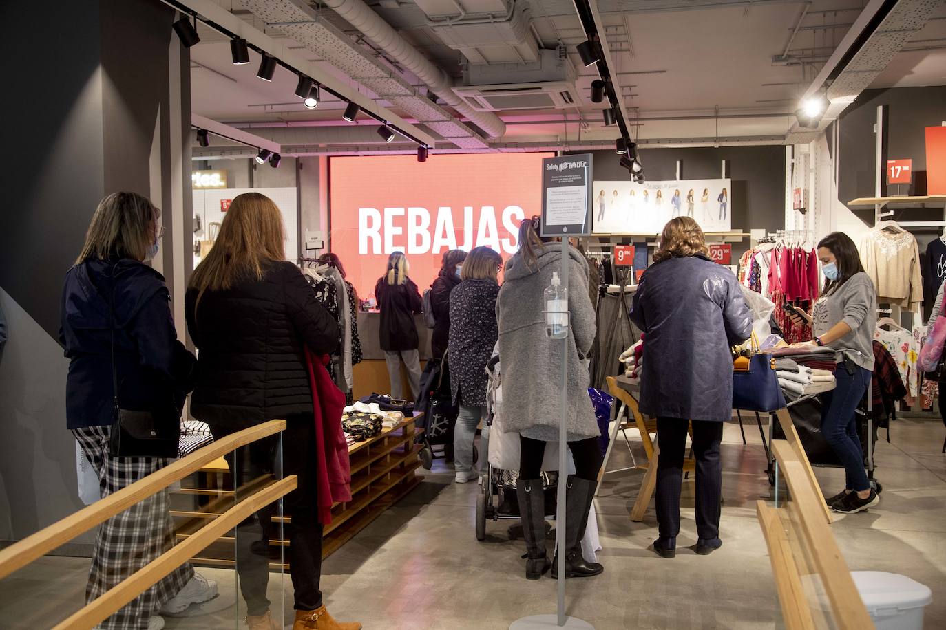 Fotos: Comercios llenos en las rebajas de Cartagena