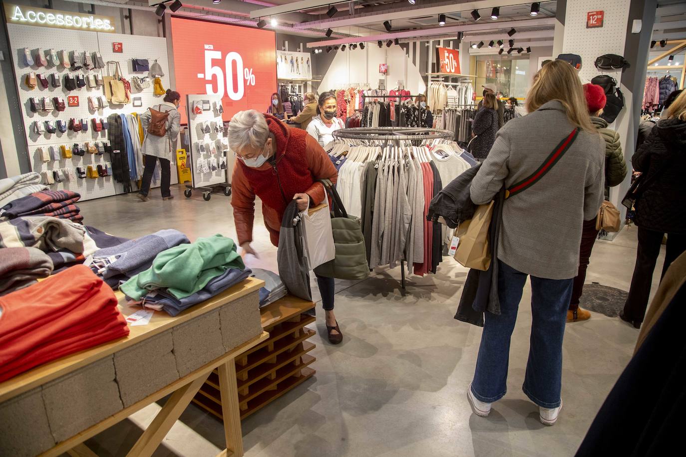 Fotos: Comercios llenos en las rebajas de Cartagena