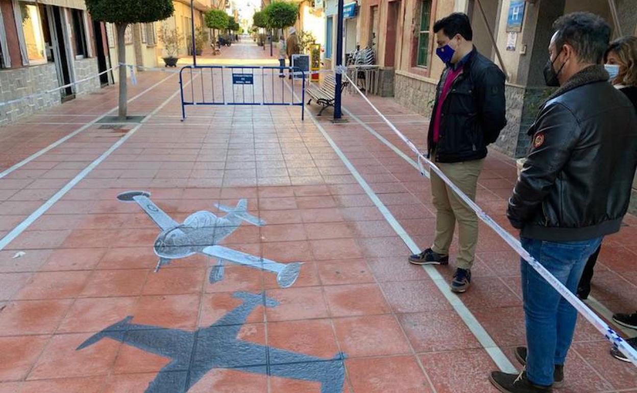 El alcalde de San Javier, José Miguel Luengo, observa una de las pinturas de la calle Muñoz. 