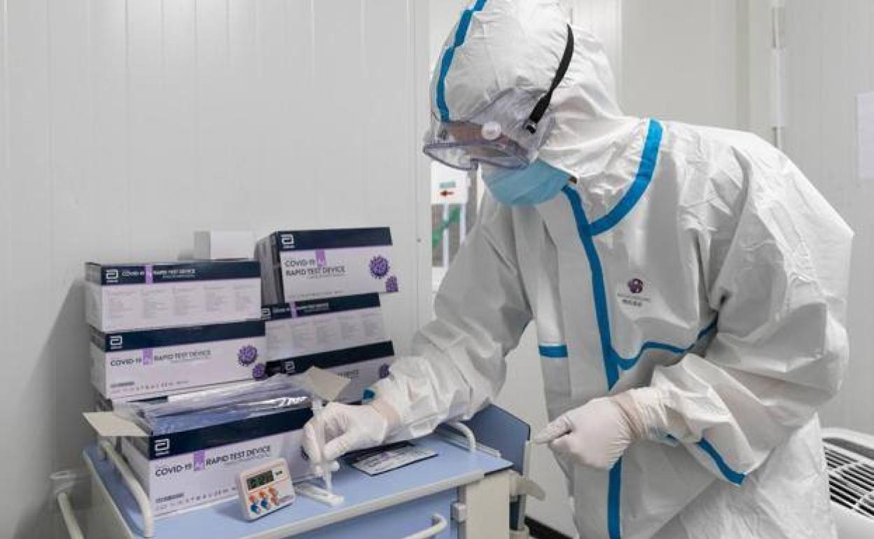 Un sanitario con uno de los nuevos test de antígenos. 