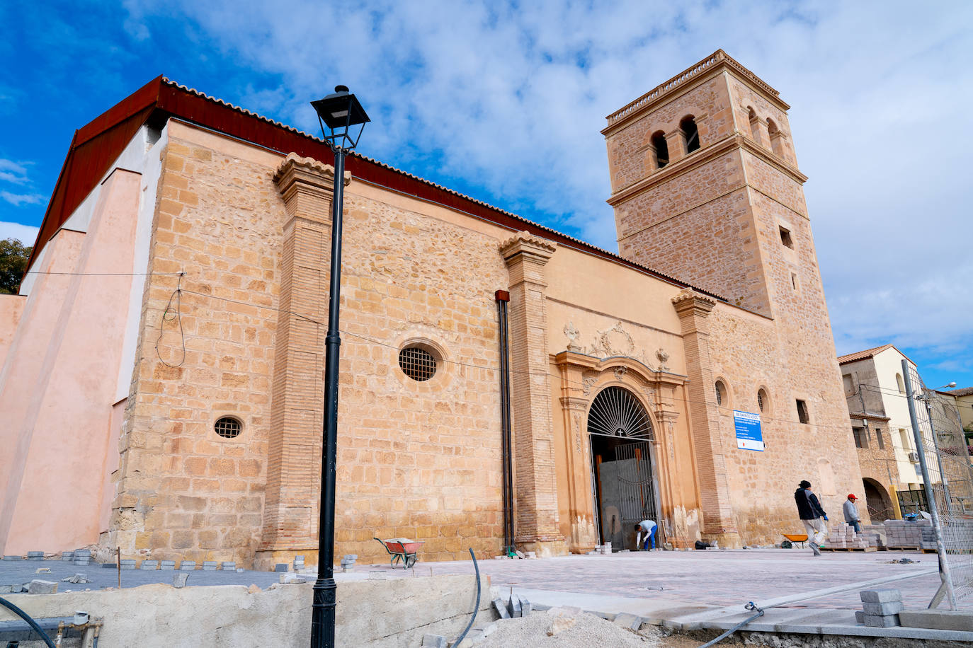 Fotos: Las obras en el atrio de Santa María de Lorca sacan a la luz un aljibe del siglo XII