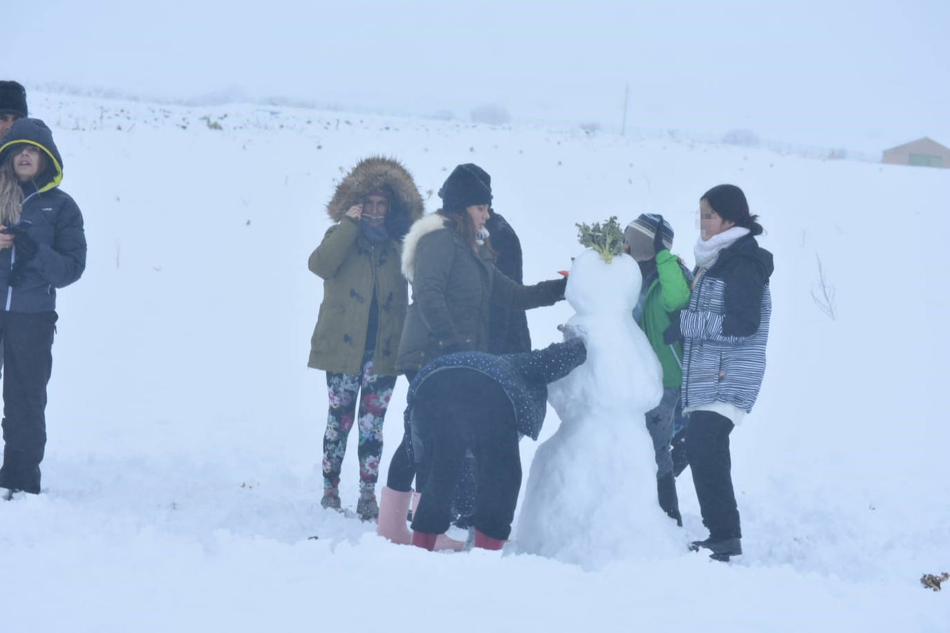 Vecinos disfrutan con la nieve, este viernes, en El Moral (Caravaca).