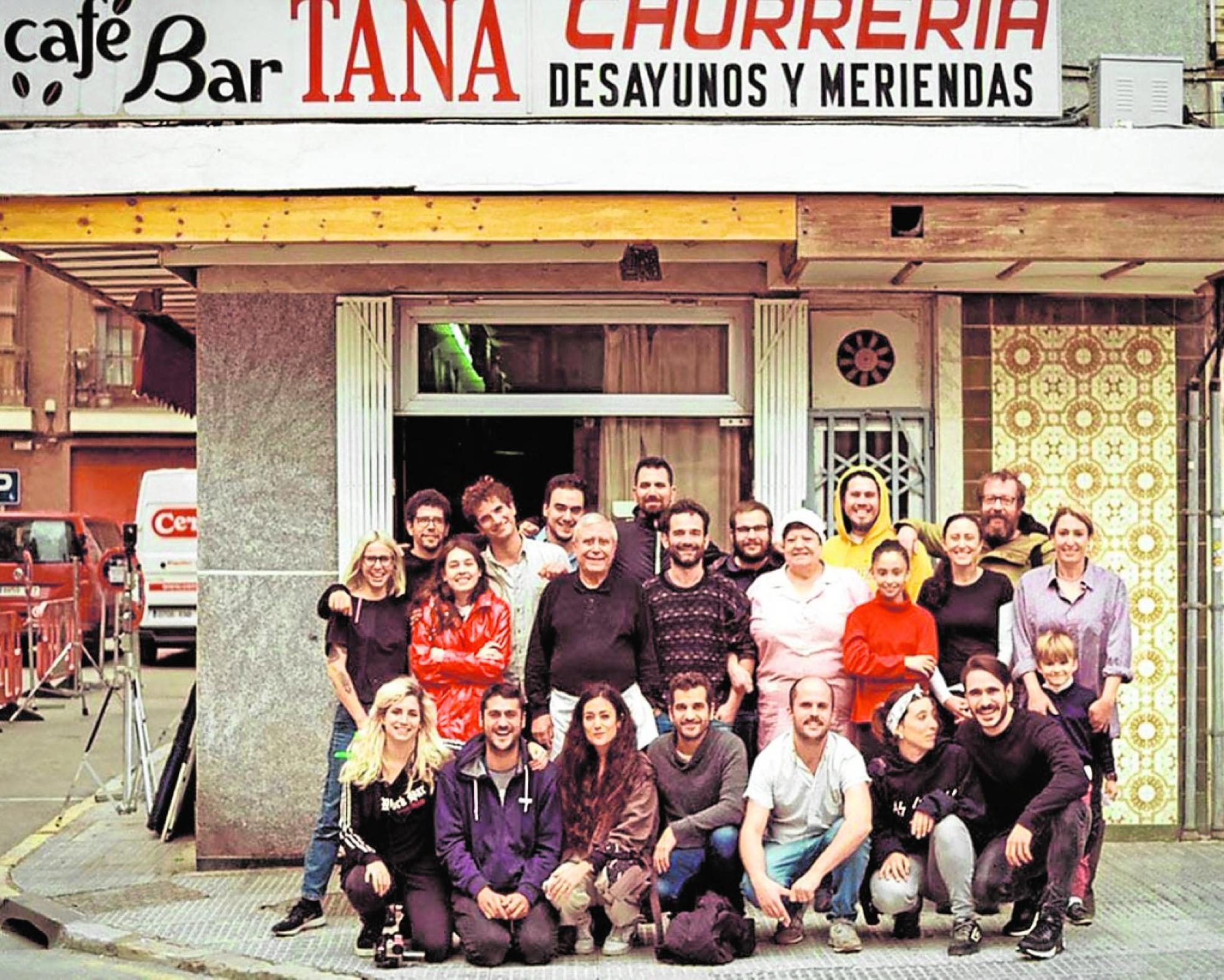 El equipo de 'El año del descubrimiento', con su director, Luis López Carrasco, en el centro. 