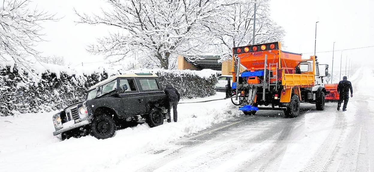 Una máquina quitanieves remolca un vehículo en el Campo de San Juan, en Moratalla. 
