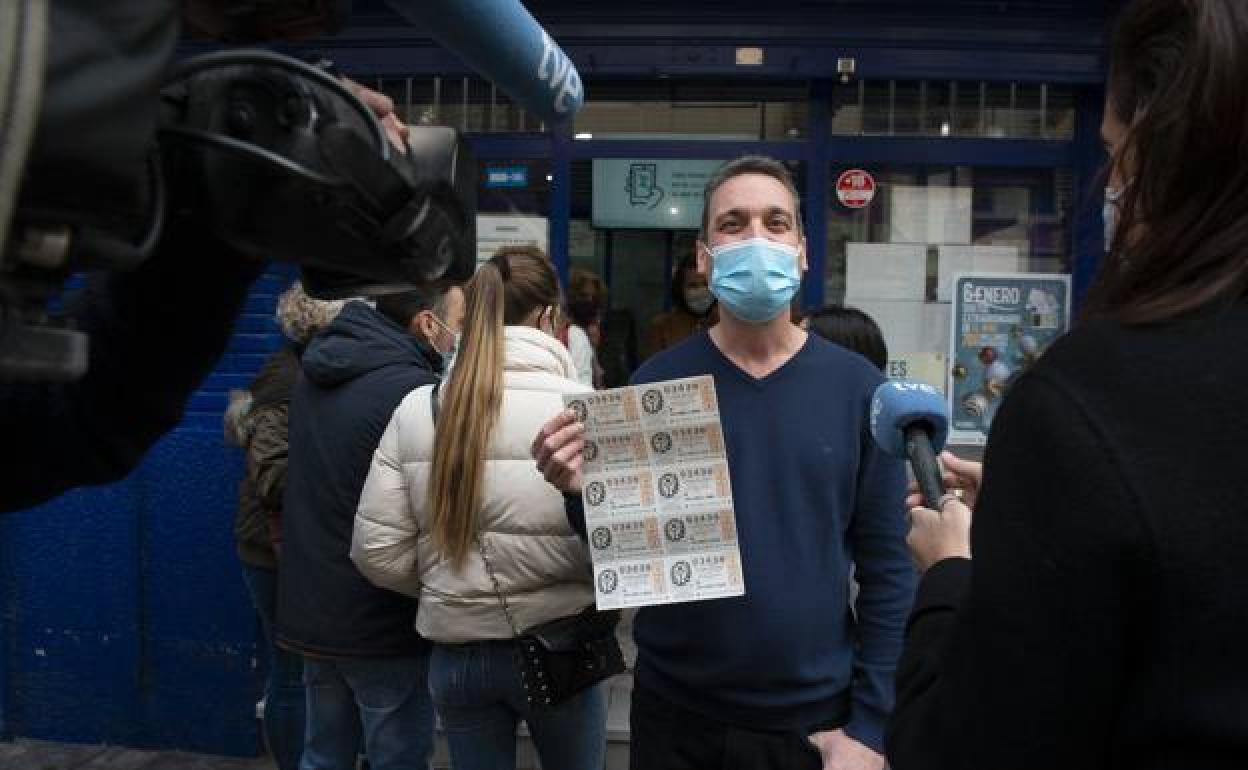 El encargado de la administración nº 2 de Alcantarilla con el segundo premio de la Lotería del Niño.
