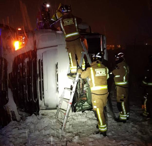 Rescate de un camionero atrapado en Caravaca.