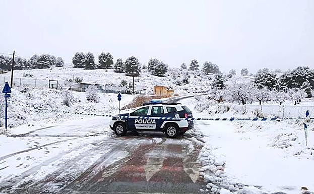 Cierre del acceso a la urbanización de El Llano, en Caravaca, a causa de la nieve.