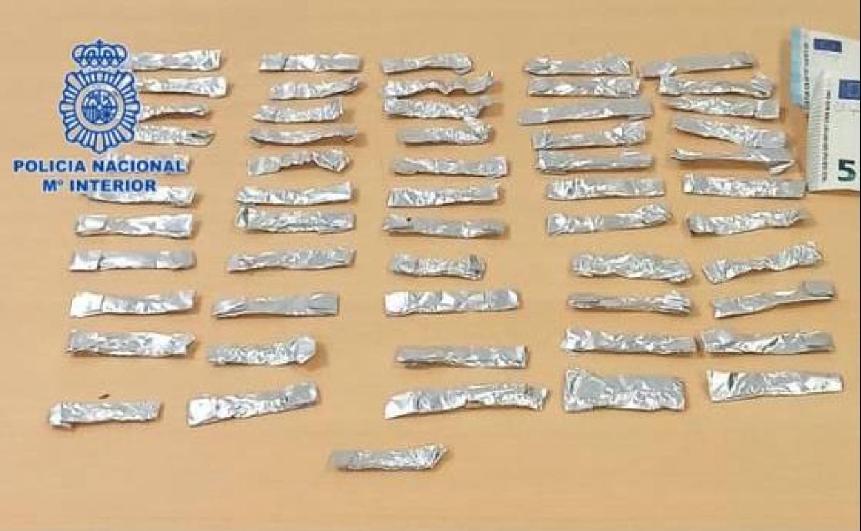 Dosis de cocaína y heroína que llevaba el detenido. 