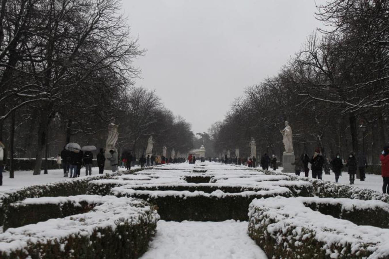 Numerosos visitantes este mediodía en el parque del Retiro, en Madrid.