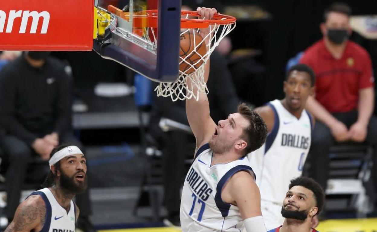 Luka Doncic machaca el aro. 