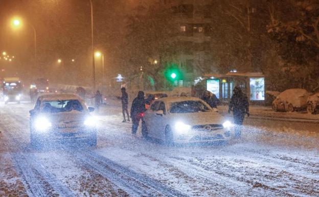 Imagen principal - La nieve también ha bloqueado el centro de Madrid