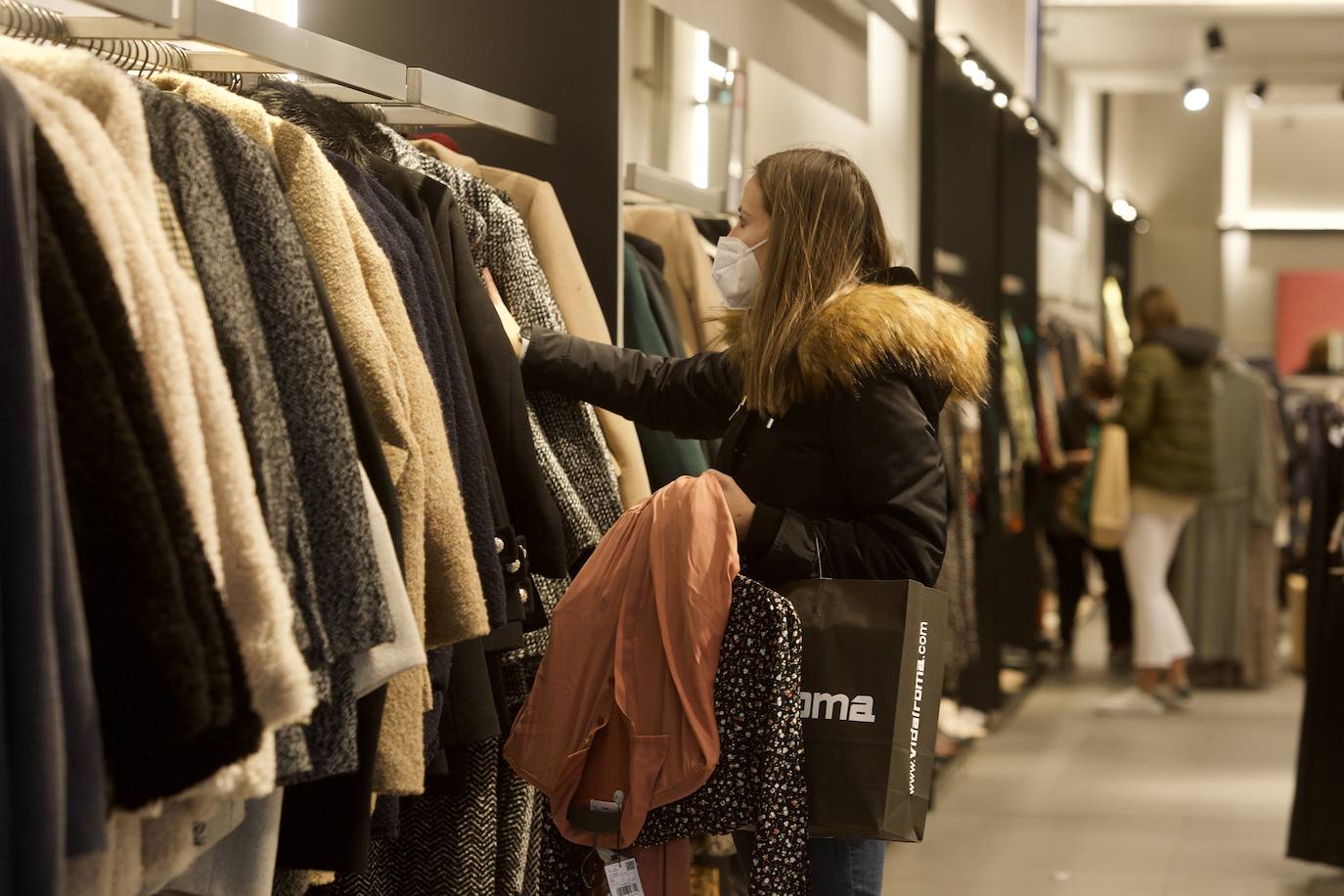 Fotos: El mal tiempo y las restricciones cubren de nubarrones la campaña de rebajas en Murcia