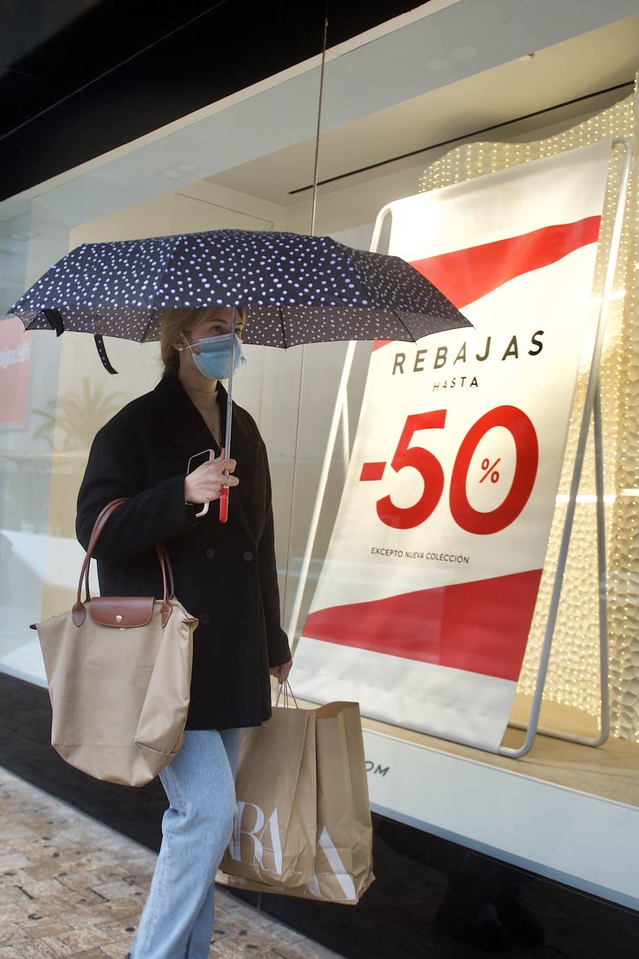 Fotos: El mal tiempo y las restricciones cubren de nubarrones la campaña de rebajas en Murcia