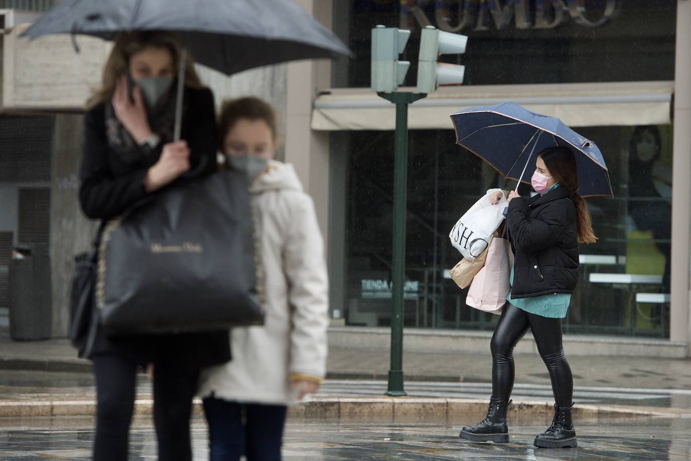 Fotos: El mal tiempo y las restricciones cubren de nubarrones la campaña de rebajas en Murcia