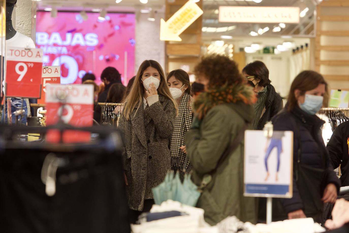 Fotos: El mal tiempo y las restricciones cubren de nubarrones la campaña de rebajas en Murcia