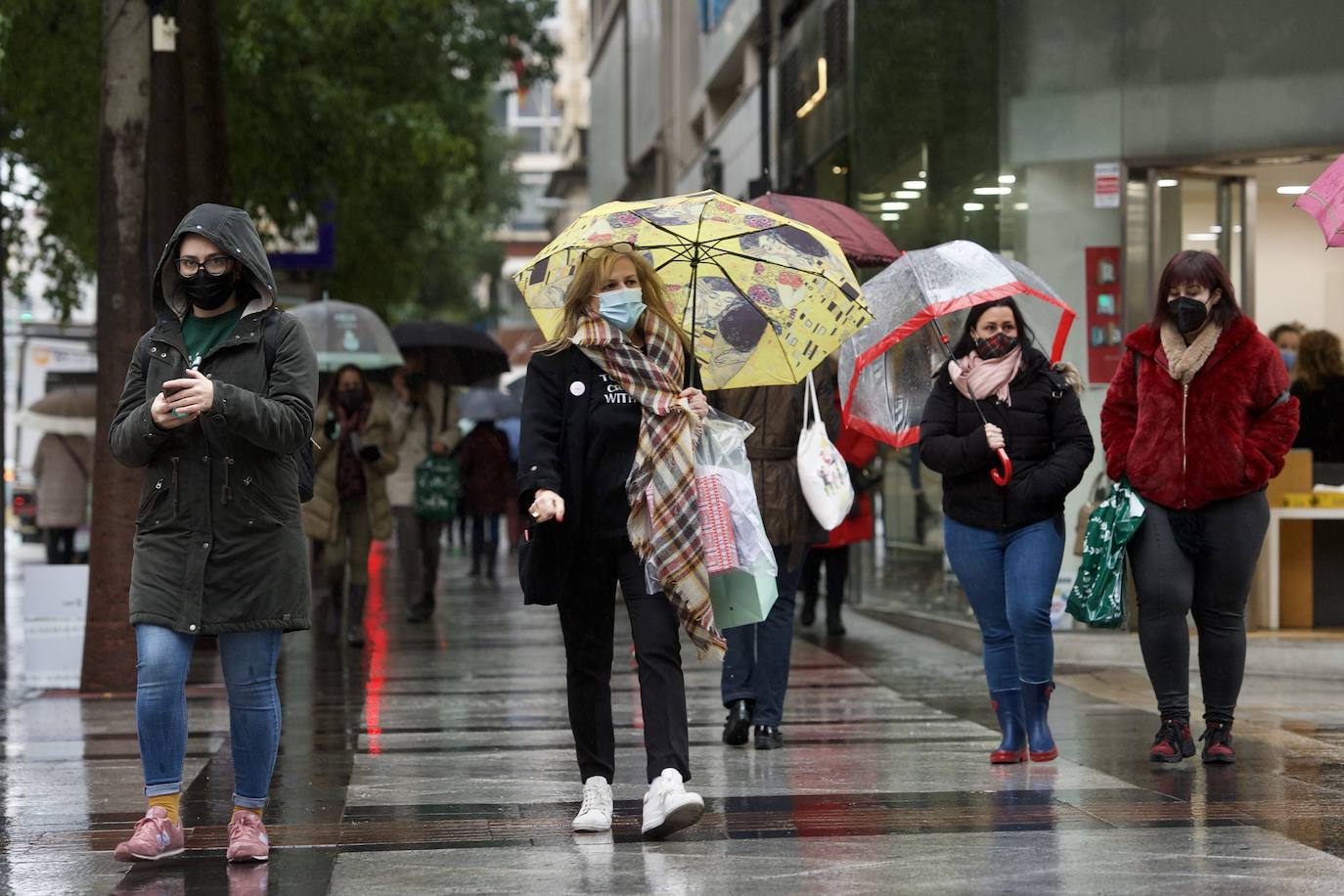 Fotos: El mal tiempo y las restricciones cubren de nubarrones la campaña de rebajas en Murcia