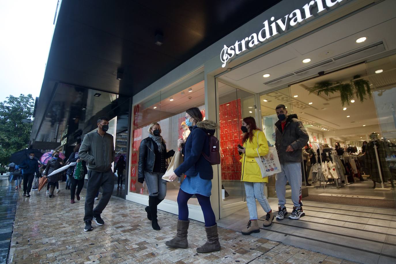 Fotos: El mal tiempo y las restricciones cubren de nubarrones la campaña de rebajas en Murcia