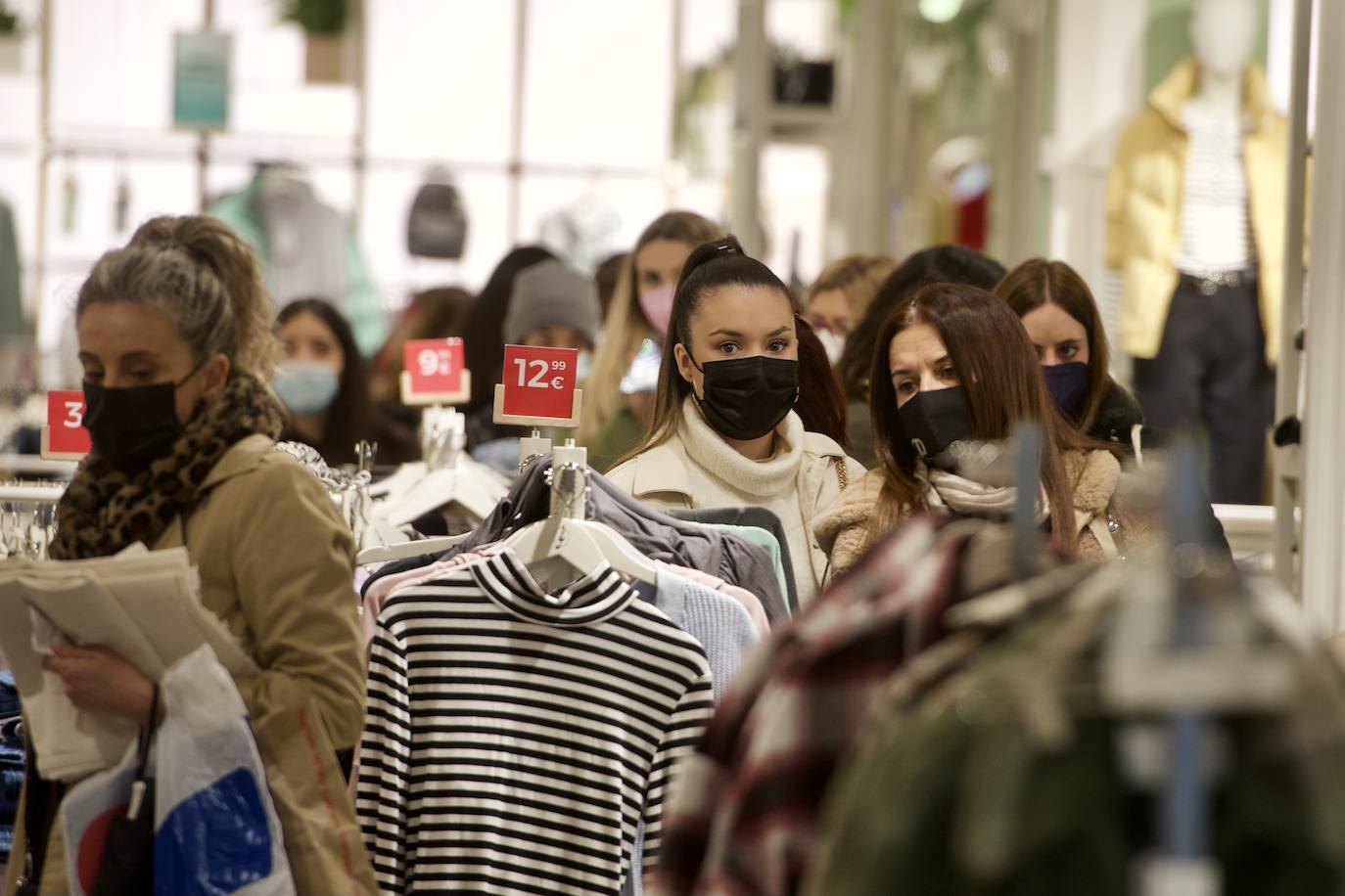 Fotos: El mal tiempo y las restricciones cubren de nubarrones la campaña de rebajas en Murcia