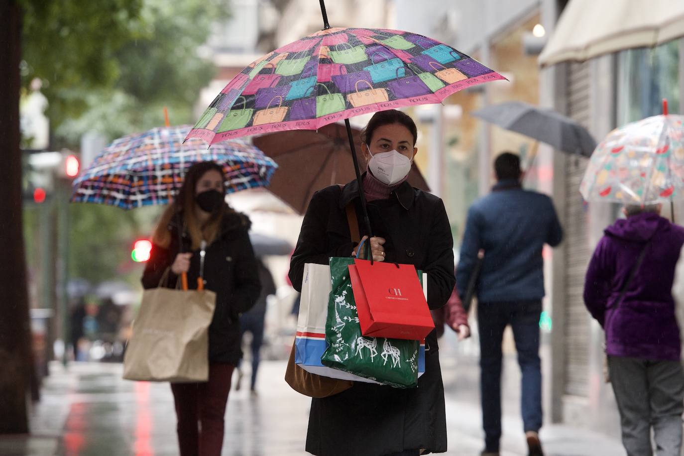 Fotos: El mal tiempo y las restricciones cubren de nubarrones la campaña de rebajas en Murcia