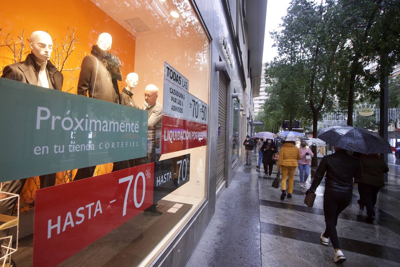 Fotos: El mal tiempo y las restricciones cubren de nubarrones la campaña de rebajas en Murcia