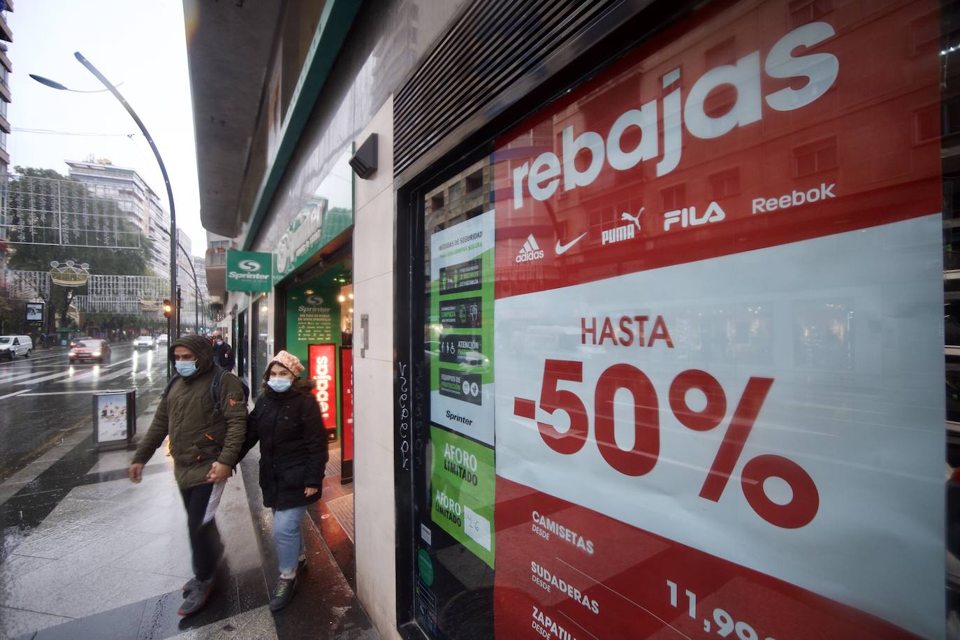 Fotos: El mal tiempo y las restricciones cubren de nubarrones la campaña de rebajas en Murcia