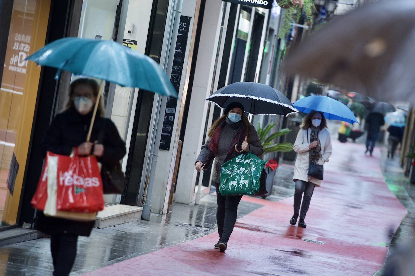 Fotos: El mal tiempo y las restricciones cubren de nubarrones la campaña de rebajas en Murcia