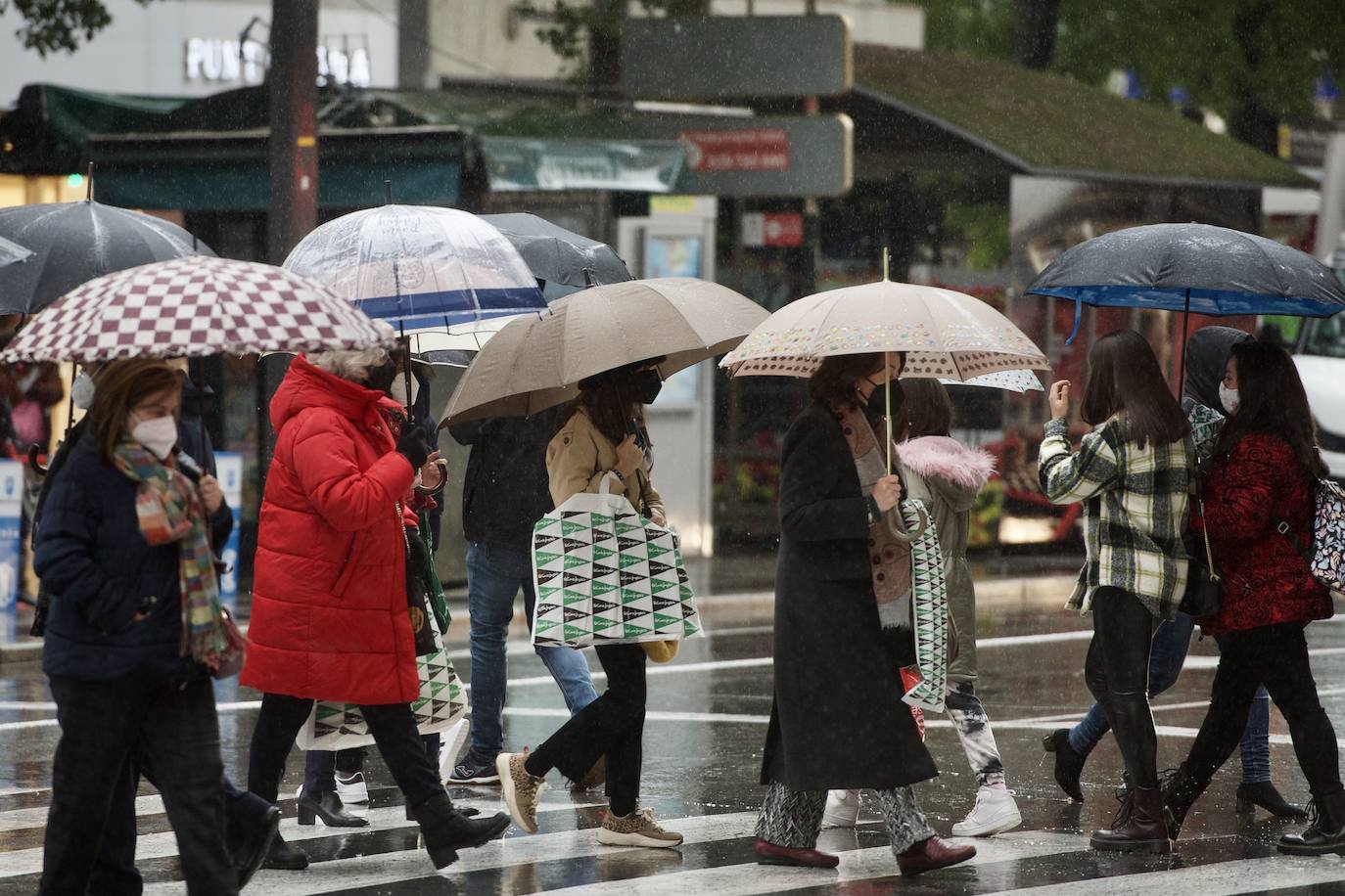 Fotos: El mal tiempo y las restricciones cubren de nubarrones la campaña de rebajas en Murcia