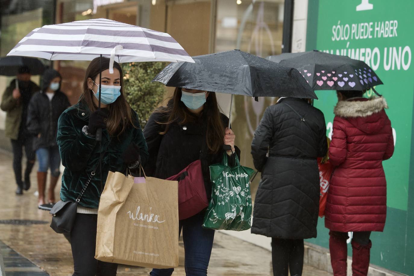 Fotos: El mal tiempo y las restricciones cubren de nubarrones la campaña de rebajas en Murcia