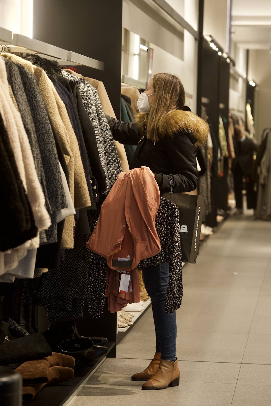 Fotos: El mal tiempo y las restricciones cubren de nubarrones la campaña de rebajas en Murcia