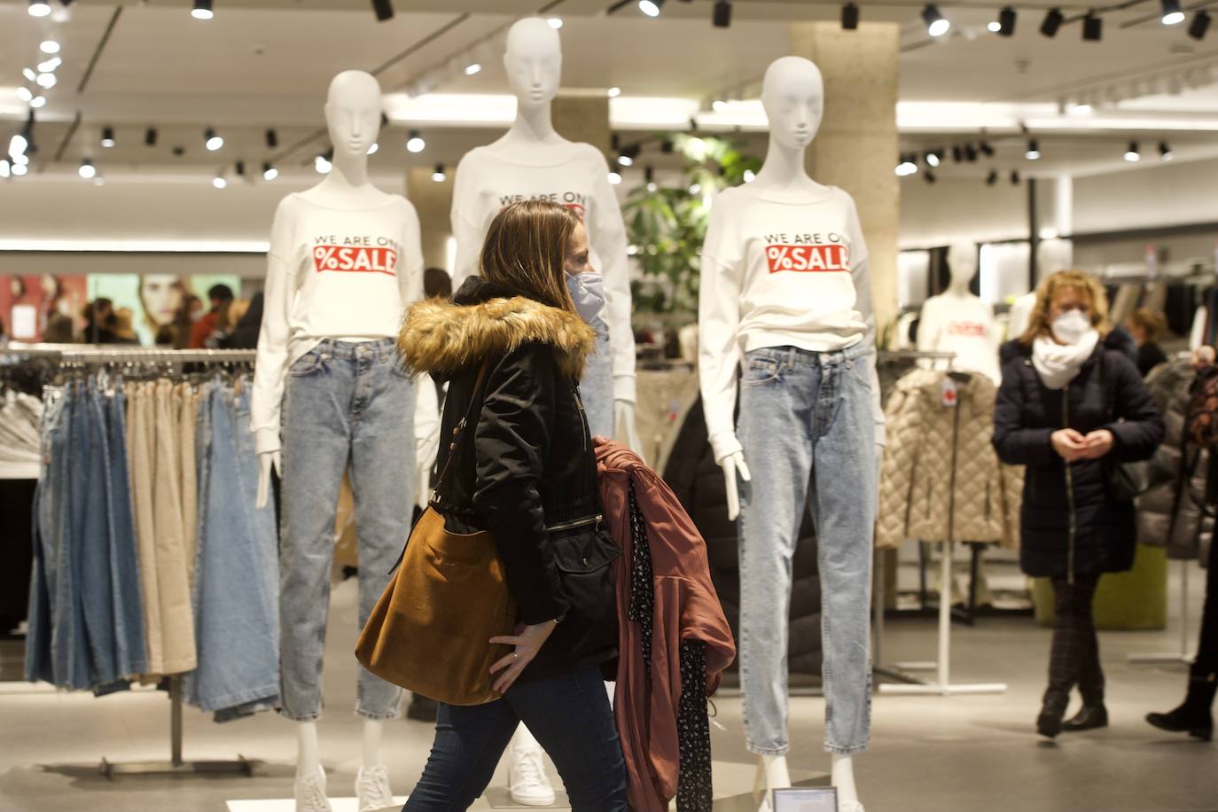 Fotos: El mal tiempo y las restricciones cubren de nubarrones la campaña de rebajas en Murcia